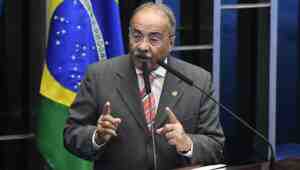 Brezilya’da bir senatör polis baskınında iç çamaşırında para saklamaya çalıştı