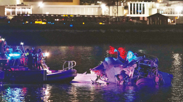 Helikopter yolcu uçağına çarptı