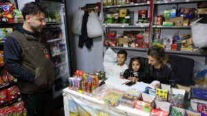 Adana’da bir hayırsever Ramazan öncesi mahallenin tüm bakkal borcunu ödedi