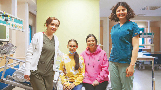 Annesinin böbreğiyle hayata tutundu