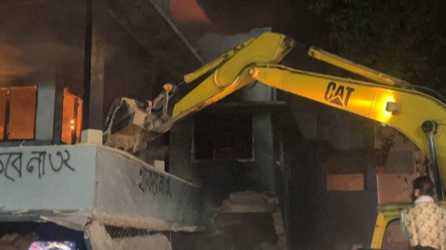 Bangladeş’in devrik başbakanı Hasina’ya sinirlenen halk kurucu lider olan babası Mujibur Rahman’ın evini yaktı