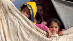 Gazzeli kardeşlerin eğitim mücadelesi: Eşyaları dönüşümlü kullanıyorlar