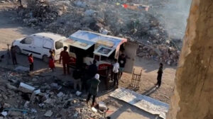 Harap olmuş evlerine dönen Gazzelilere pizza ikram etti