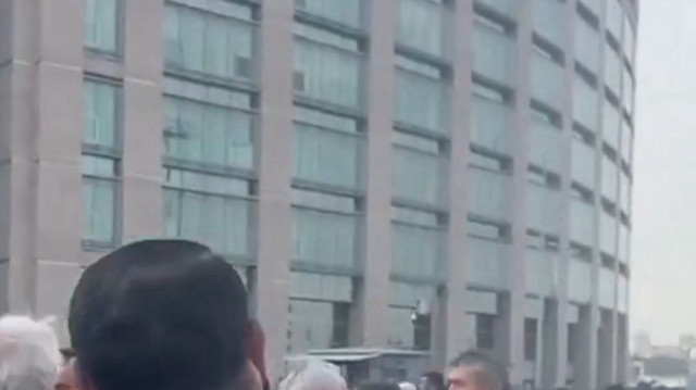 İmamoğlu için Çağlayan Adliyesi’ne giden şahıs: Ne kadar İslam düşmanı varsa yediniz Ekrem başkanımızı yedirmeyiz