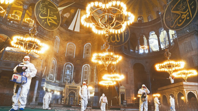 Mahyalar asıldı camiler temizlendi