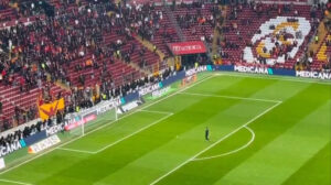 Mert Hakan Yandaş RAMS Park’ta sahaya çıktı! Bu şarkı çaldı