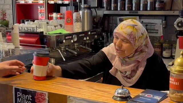 70 yaşındaki ‘barista teyze’ gençlerin gözdesi oldu