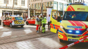 Almanya’da araç kalabalığa daldı