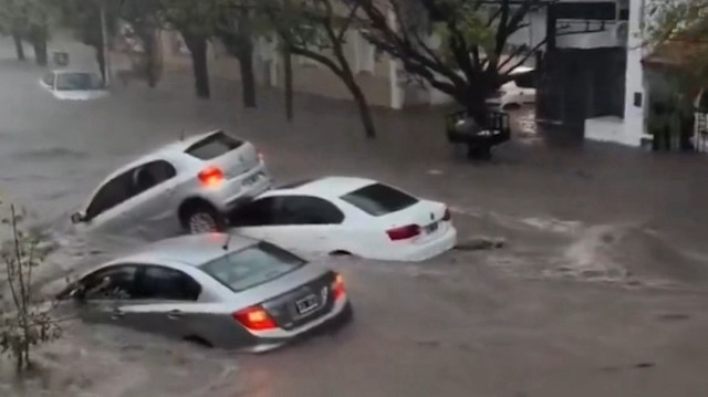 Arjantin’de korkunç sel baskını: Hastanedeki yeni doğmuş bebekler su altında kaldı