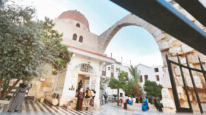 Emevi Camii misafirlerini ağırlıyor