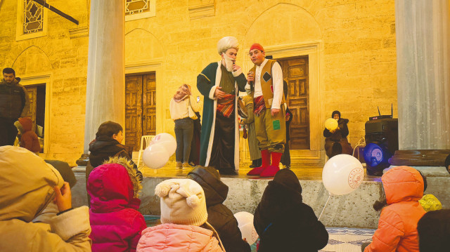 Eski Ramazanlar süslü camide