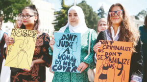 Fransa avukatların başörtüsüyle uğraşıyor