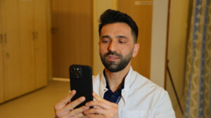 Günde 3 saatten fazla telefon kullananlar dikkat: ‘Text Neck’ sendromuna yakalanabilirsiniz