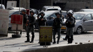 Katil İsrail’in Batı Şeria’ya düzenlediği baskınlarda 3 Filistinli yaralandı