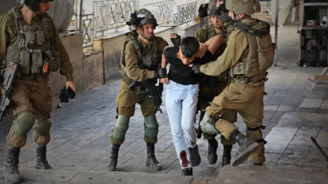 Kelepçe işkencesi: İsrail cezaevlerinde Filistinli esirler kötü muameleye maruz kalıyor