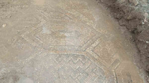 Kepçe operatörü son anda fark etti: Mezar yeri kazarken mozaik tabakası buldular