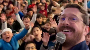 Oyun yayıncısı Sertaç Güngör kalplere dokunmaya devam ediyor: Ramazanın ilk günü iki bin kişilik minik cemaatiyle bir araya geldi