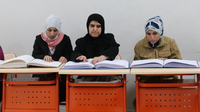 Şanlıurfa’da görme engelli kadınlar Braille alfabesiyle mukabele okuyorlar