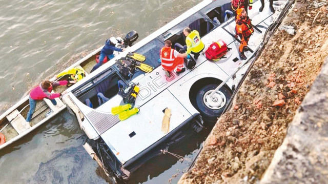 Yolcu otobüsü nehre düştü