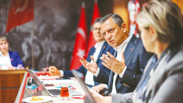 A takımını küçültüyor