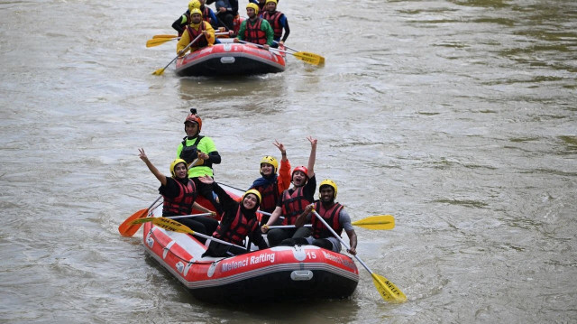 Düzce’de maceraseverler hafta sonunu rafting yaparak değerlendirdi
