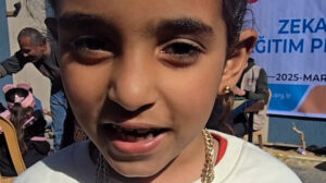 Filistinli küçük kız okuduğu şiirlere Müslümanlara seslendi: Milyonlarınız nerede?