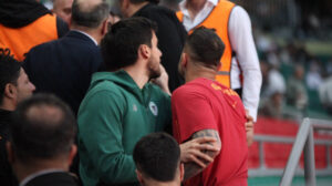 Galatasaraylı yıldız Konyaspor taraftarlarıyla tartıştı: Rakip futbolcu ayırdı