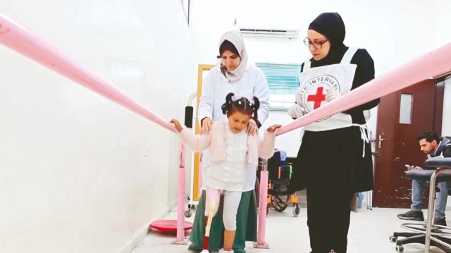 Gazze tüm imkansızlıklara rağmen hayata tutunuyor: Bidondan protez