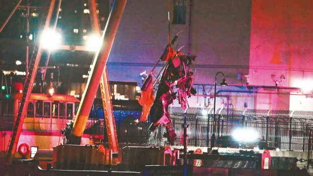 Helikopter nehre çakıldı