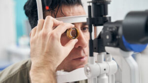 Kornea rahatsızlıklarına karşı yeni ameliyat yöntemi: ‘Cross linking’