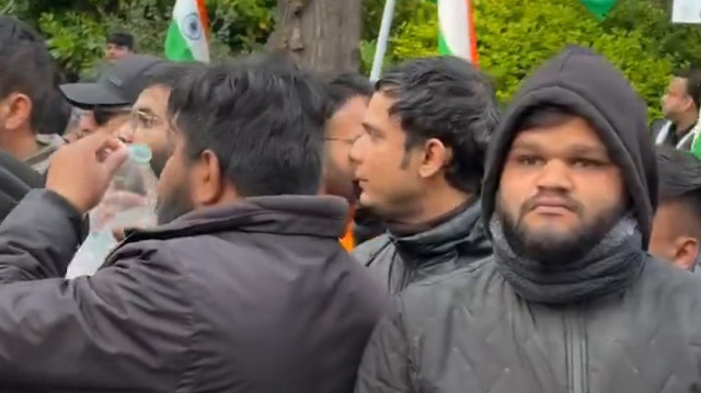 Londra’da Pakistanlı ve Hintli gruplar karşı karşıya geldi: Göstericiler ilginç hareketleriyle gündem oldu