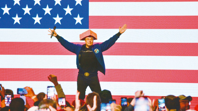 Milyon dolarlık çek dağıtıyor