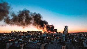 Paris’i korkutan yangın