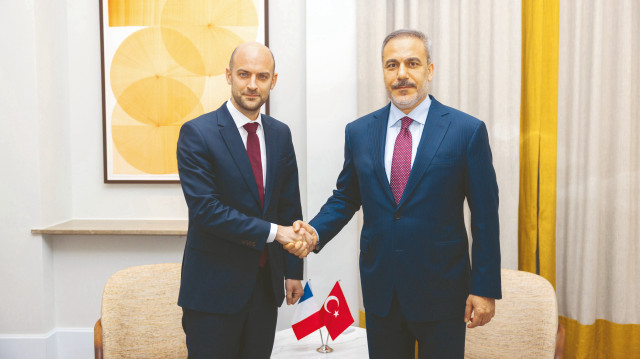 Paris’te diplomasi mesaisi