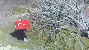 Polis helikopterini görünce Türk bayrağı açıp selam verdi: Sıcak anlar helikopter kamerasına yansıdı