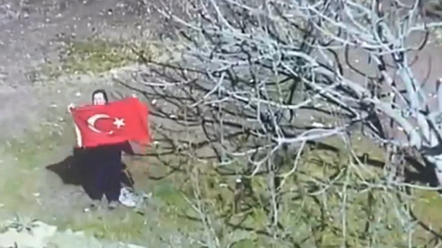 Polis helikopterini görünce Türk bayrağı açıp selam verdi: Sıcak anlar helikopter kamerasına yansıdı