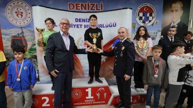 Satrançta küçük ellerden büyük hamleler