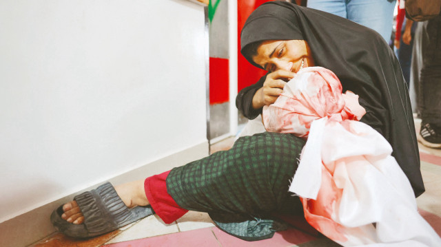 Ayakta kalan son hastaneyi de vurdu