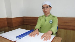 Dünyasını Kur’an-ı Kerim’le aydınlattı: Görme engelli depremzede genç 15 ayda hafız oldu