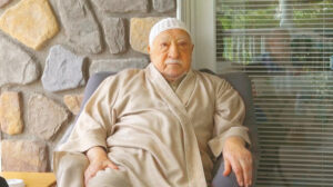 Fetullah Gülen sağ görünüyor