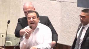 İsrail’in çocuk katili olduğunu söyleyen Filistin asıllı milletvekili meclis kürsüsünden uzaklaştırıldı