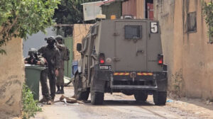 Batı Şeria’daki Filistin topraklarını gasbeden İsrailliler bir Filistinliyi yaraladı