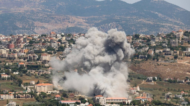 İsrail’in Lübnan’ın güneyinde bir aracı hedef alması sonucu 1’i ağır 2 kişi yaralandı