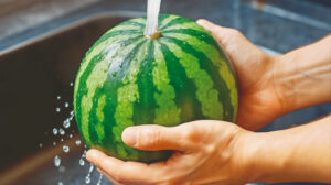 Kesilen karpuz 2 saat içinde tüketilmeli