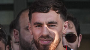 Orkun Kökçü için görkemli karşılama töreni: Yıldız oyuncu duygusal anlar yaşadı