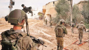 Yıktıkları binaların altında kaldılar