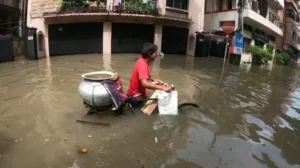 Doğu Hindistan’ın Batı Bengal eyaletinde şiddetli muson yağmurları nedeniyle hayat durma noktasına geldi