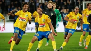 Eski Galatasaraylı futbolcu 10 gollü maça damga vurdu: 6 dakikada 2 gol attı, uzatmalarda taraftarı çıldırttı!