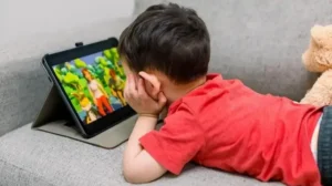 Yoğun ekran maruziyeti çocukların dil gelişimini olumsuz etkileyebiliyor