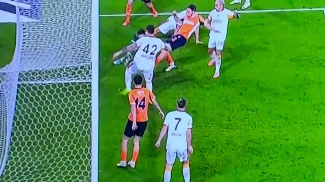 Başakşehir’in golü ofsayt mıydı? Eski hakem Galatasaray maçındaki pozisyonu değerlendirdi